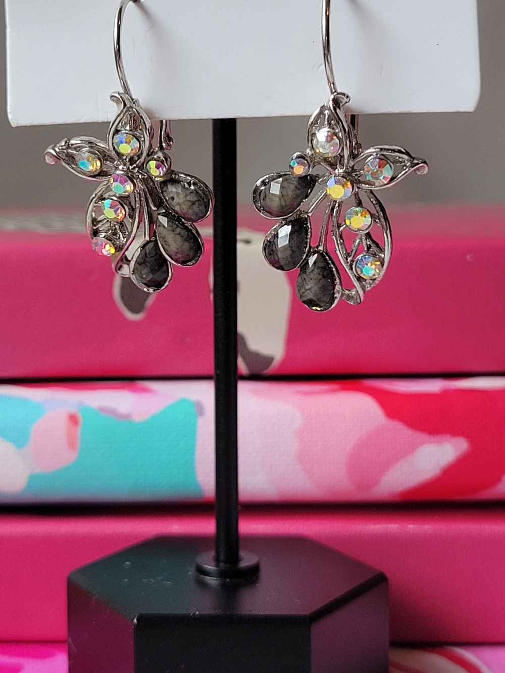 5/$25💎 Silver-Tone Gray Teardrop & Aurora Crystal Floral Earrings